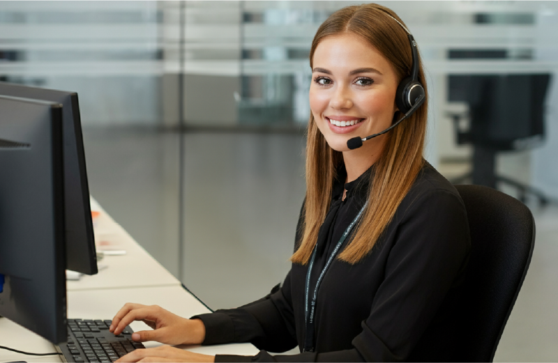 ヘッドセットを付けたサポート担当の女性